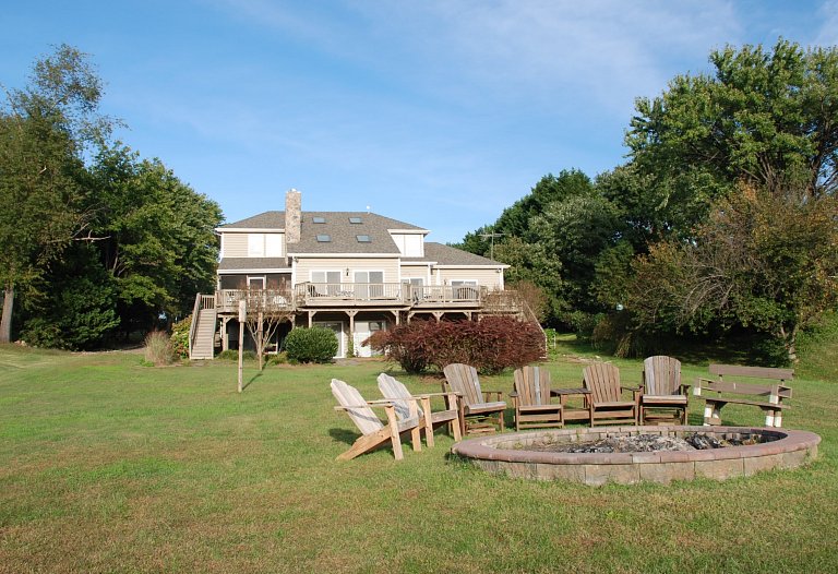 Shorely Blessed  7BR, sleeps 20, HOT TUB, firepit, private beach, kayaks, pet friendly, public side